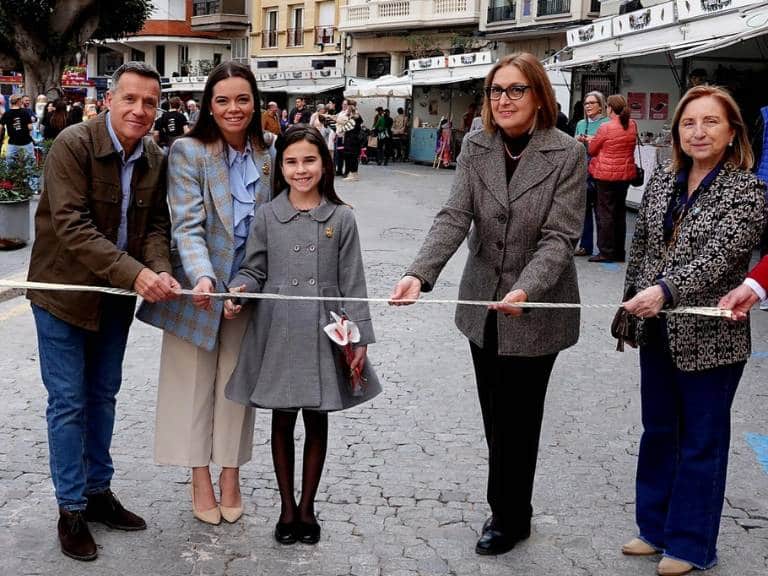 Burriana se ilumina con el encendido navideño y la inauguración de la Fira de Comerç de Nadal 2024.