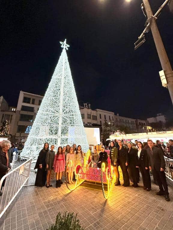 Burriana se ilumina con el encendido navideño y la inauguración de la Fira de Comerç de Nadal 2024.