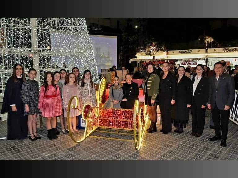 Burriana se ilumina con el encendido navideño y la inauguración de la Fira de Comerç de Nadal 2024.