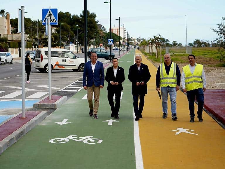 La ampliación de la vía, junto con la incorporación de un carril ciclopeatonal continuo, ha convertido la Avenida del Mediterráneo en un espacio más funcional y accesible.