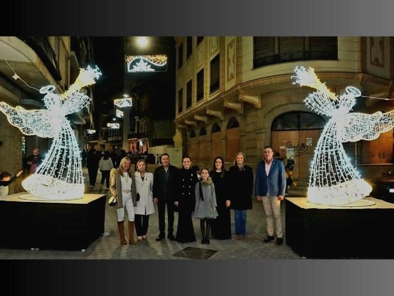 La Casa de Papá Noel, renovada y ampliada, se ha convertido en el corazón de la ilusión navideña en Burriana, mientras que 10 nuevas figuras lumínicas llenan de magia y encanto las calles de la ciudad.