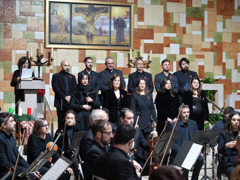 L’obra ha estat interpretada per l’orquestra Supramúsica i el Cor Veus de Cambra, sota la direcció del prestigiós director Pablo Marqués.