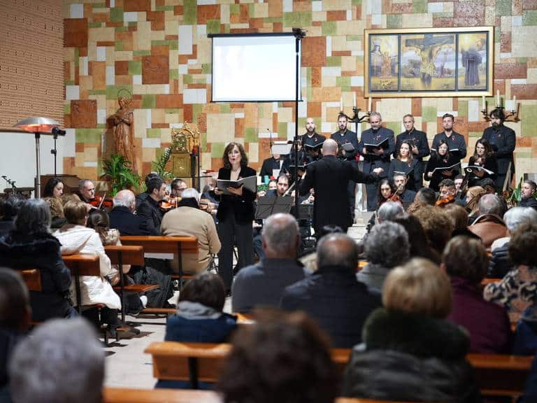 L’obra ha estat interpretada per l’orquestra Supramúsica i el Cor Veus de Cambra, sota la direcció del prestigiós director Pablo Marqués.