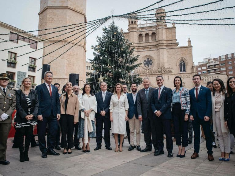 A las 11:00 h, en la Plaza de la Pescadería, dio inicio la lectura continua y participativa de la Constitución Española.