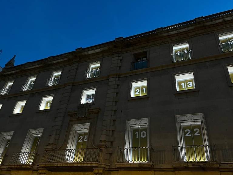 La iniciativa permitirá que las obras de Porcar permanezcan visibles durante un año entero, ofreciendo a ciudadanos y visitantes una exposición artística al aire libre.