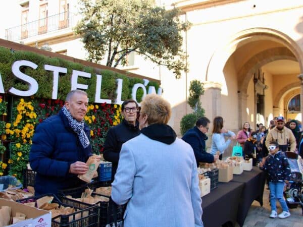 Castellón reparte más de 5.000 clementinas ‘Nuleta’ para celebrar la entrada del Año Nuevo