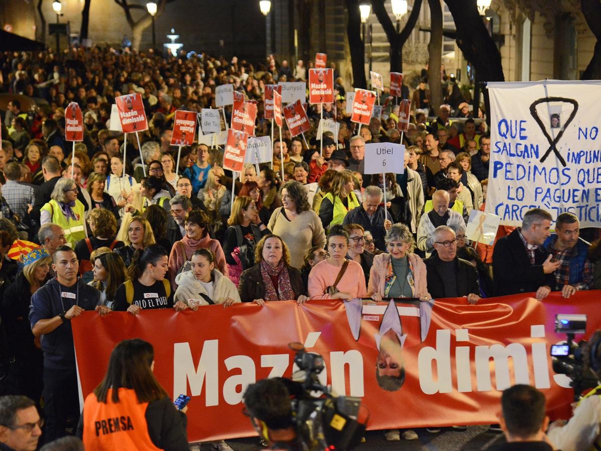 Cerca de 100.000 personas vuelven a exigir la dimisión de Carlos Mazón en Valencia