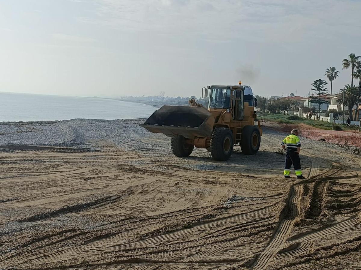 Costas trabaja en la regeneración de la Playa Casablanca de Almenara