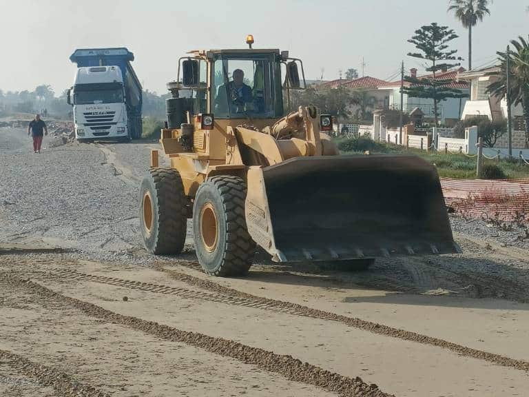 Se están recogiendo los sedimentos de la zona de la Gola de Queralt y distribuyéndolos en otros puntos del litoral de la localidad. 