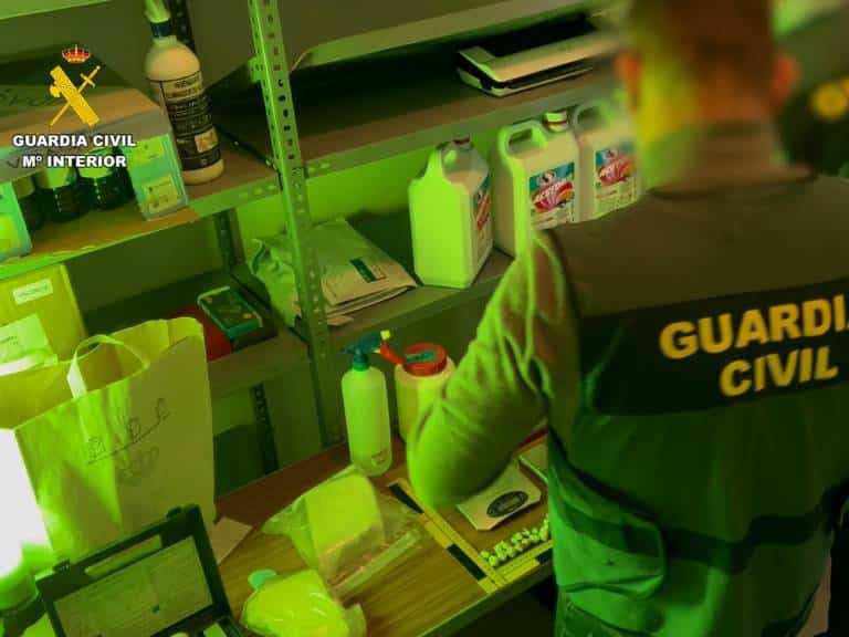 La Guardia Civil ha detenido a tres personas y ha investigado a otra por delitos contra la salud pública (tráfico de drogas) y blanqueo de capitales.