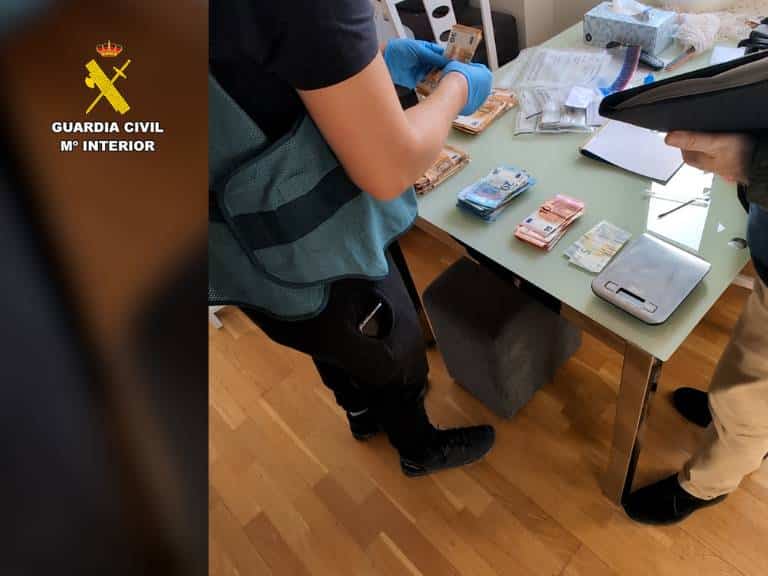 La Guardia Civil ha detenido a tres personas y ha investigado a otra por delitos contra la salud pública (tráfico de drogas) y blanqueo de capitales.