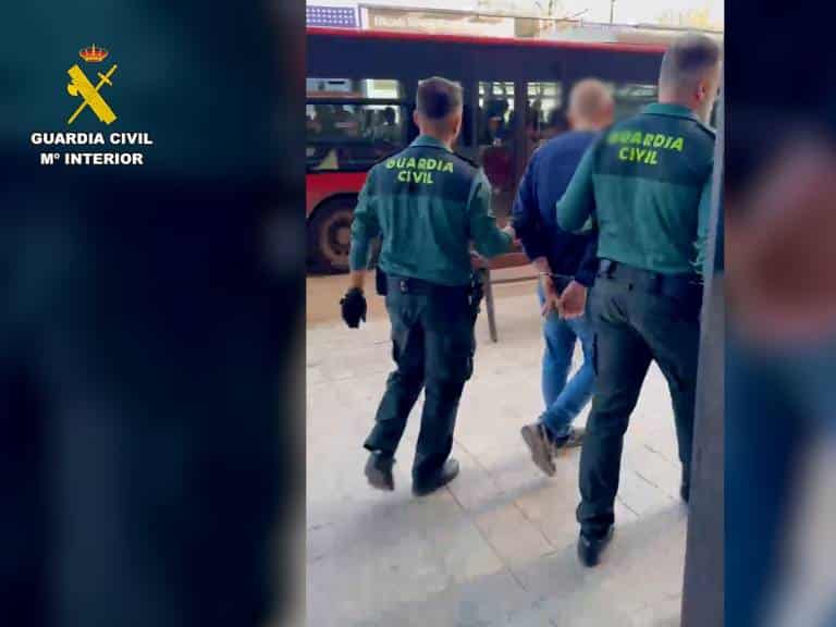 La Guardia Civil ha detenido a tres personas y ha investigado a otra por delitos contra la salud pública (tráfico de drogas) y blanqueo de capitales.