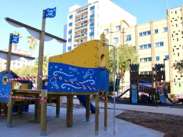 Nueva zona de juegos infantiles en la calle San Roque de Castellón