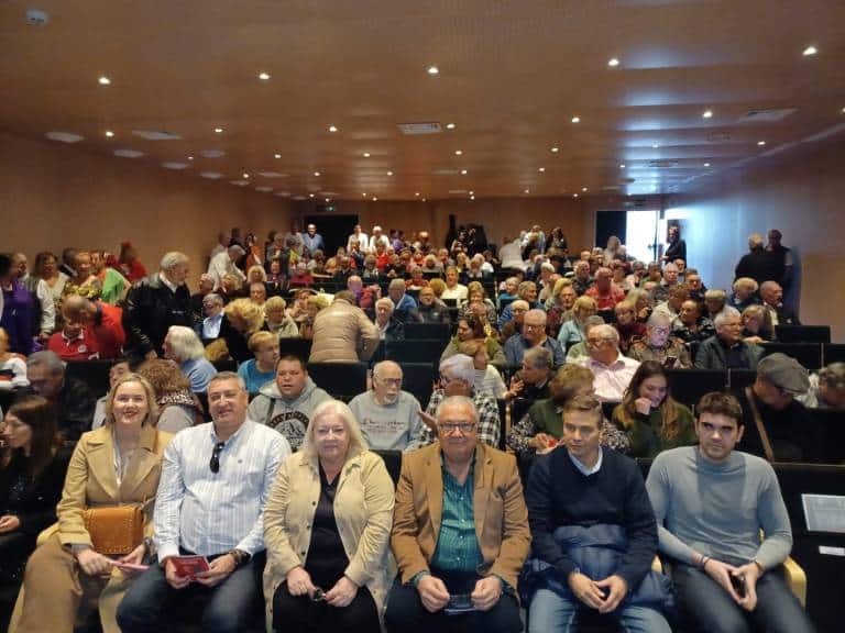 La jornada ha ofrecido una amplia variedad de actuaciones, incluyendo bailes, interpretaciones musicales y diversas actividades dirigidas.