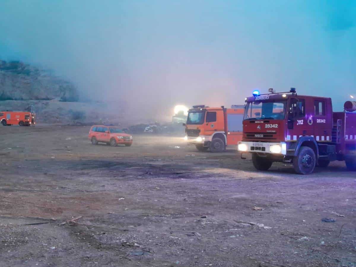 El incendio de Alberic obliga a desalojar dos residencias y una urbanización