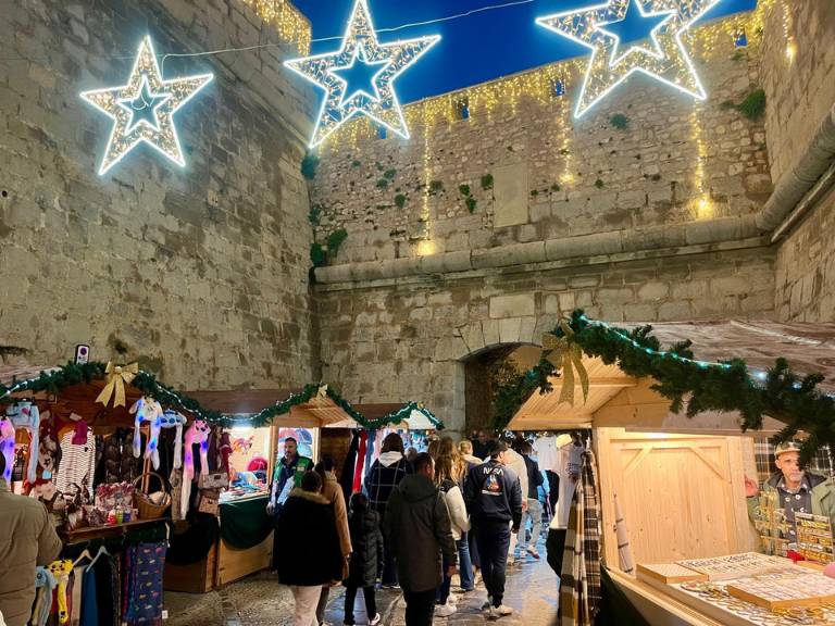 Peñíscola luce su espectacular alumbrado navideño como principal reclamo para su visita en estos días previos a la Navidad