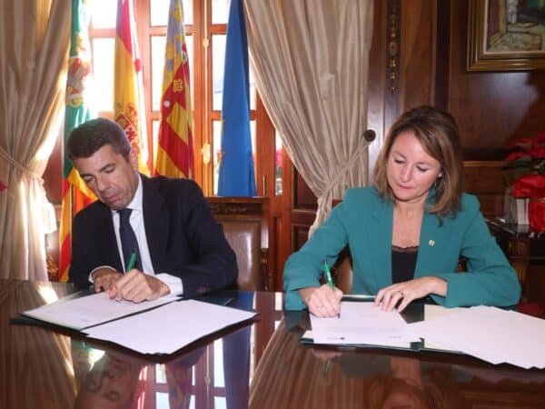 El President Mazón firma el convenio para la finalización de la Ronda Oeste de Castellón