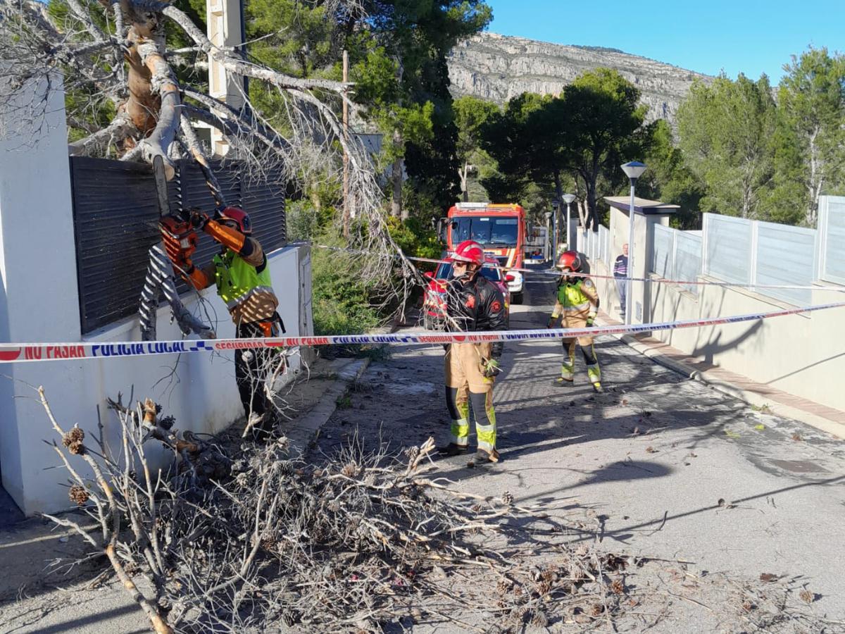 El viento pone en jaque a los Bomberos de Castellón