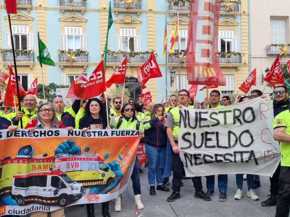 Empleados del servicio de ambulancias sanitarias protestan ante el Palau de la Generalitat