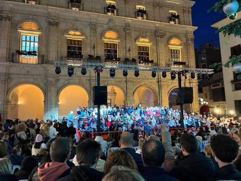 La capital llevó a cabo su tradicional concierto de villancicos escolares con los estudiantes de seis colegios de la ciudad.