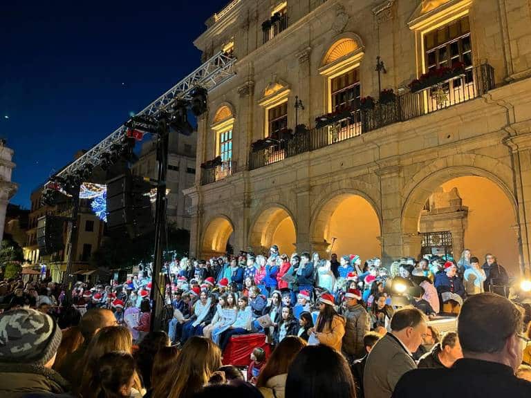 La capital llevó a cabo su tradicional concierto de villancicos escolares con los estudiantes de seis colegios de la ciudad.