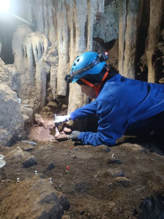 Se han recuperado puntas de flecha y herramientas utilizadas para trabajar las pieles de los animales, las cuales serán sometidas a análisis detallados en laboratorio.