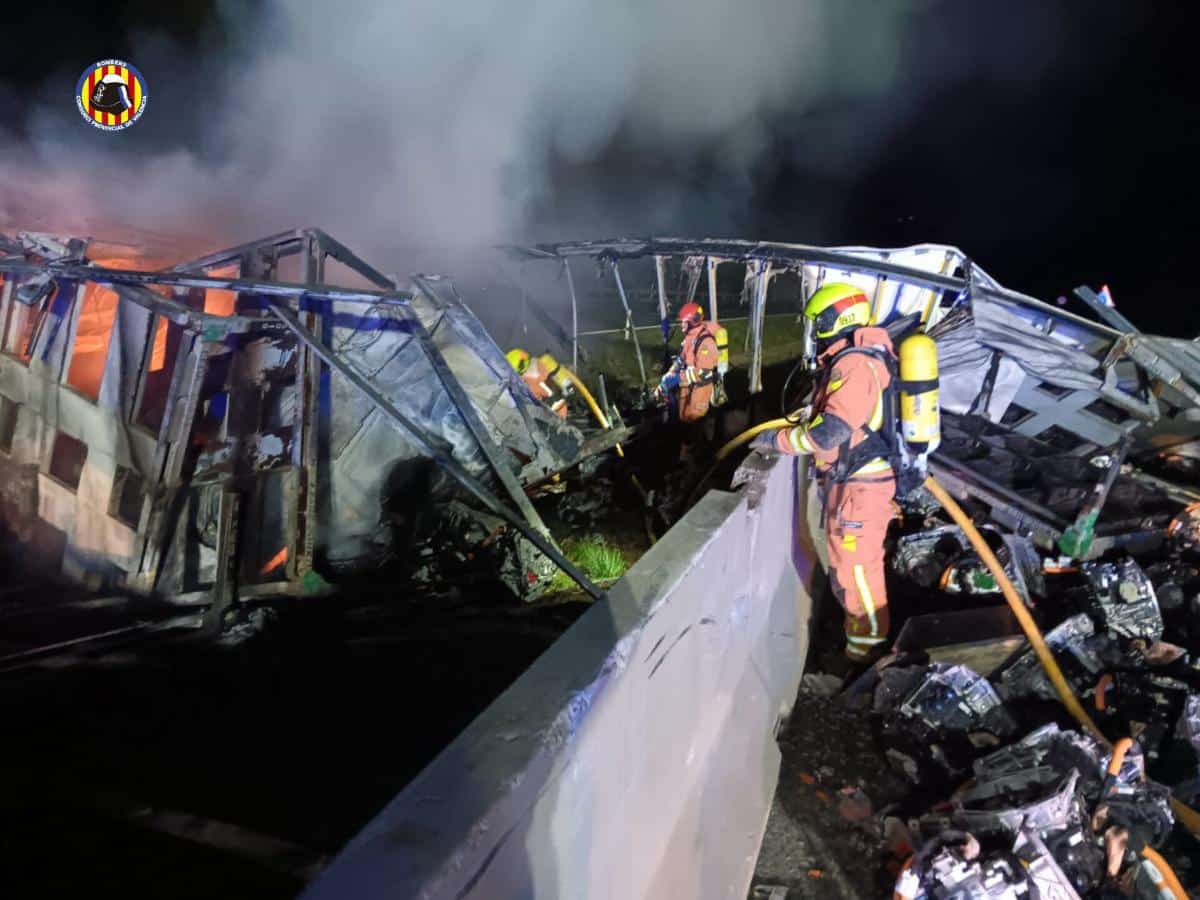 Fallece un camionero al volcar su vehículo y que este se incendiara en la A-3