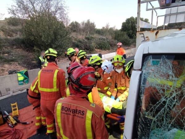 Grave accidente en la A-7 entre tres camiones y un vehículo de mantenimiento