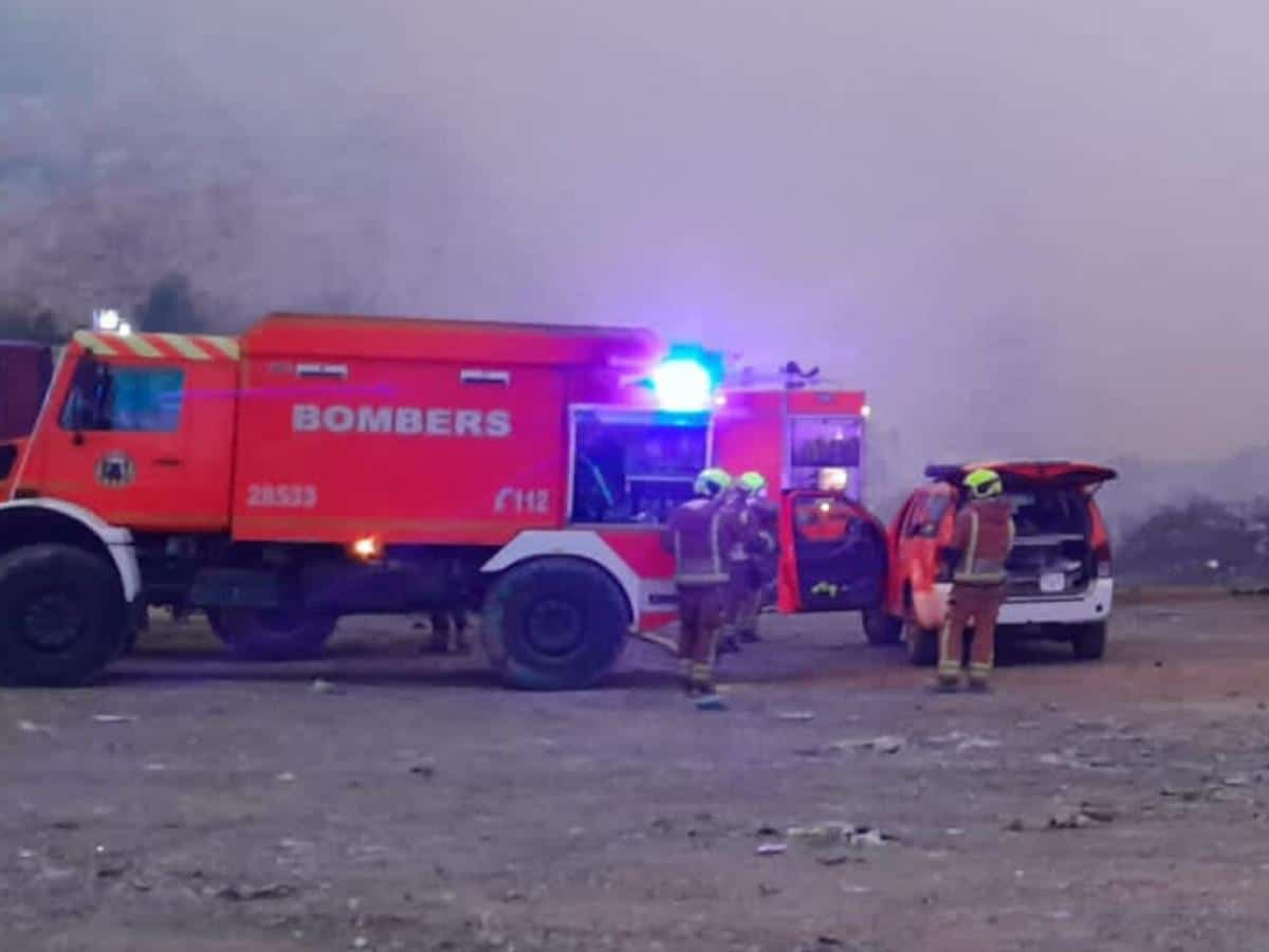 Incendio en un solar de Catarroja con vehículos acumulados de la DANA