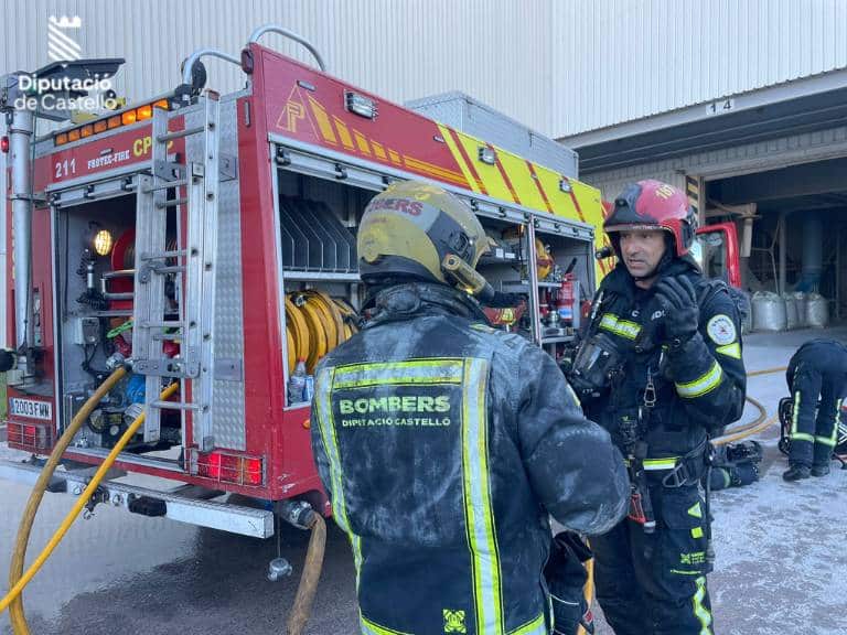 Diversas dotaciones de los parques de Plana Baixa y L’Alcalatén, junto con una unidad de mando, se han movilizado al lugar para controlar y extinguir el fuego.