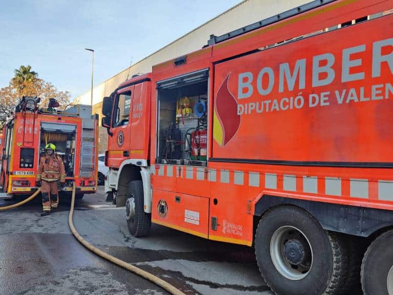 El incendio se originó en una zona de la empresa donde había acumulación de chatarra, especialmente electrodomésticos.