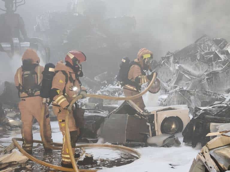 El incendio se originó en una zona de la empresa donde había acumulación de chatarra, especialmente electrodomésticos.