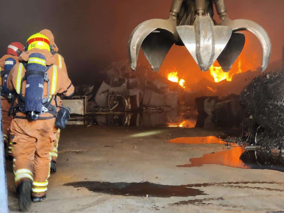 Incendio en una nave industrial de Alaquàs moviliza cinco dotaciones de bomberos