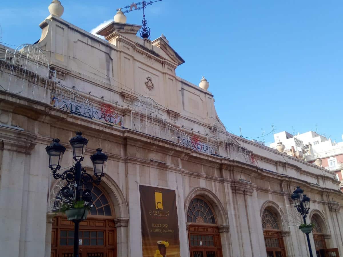 Incidente en Castellón: Se cae un trozo de la fachada del Mercado Central