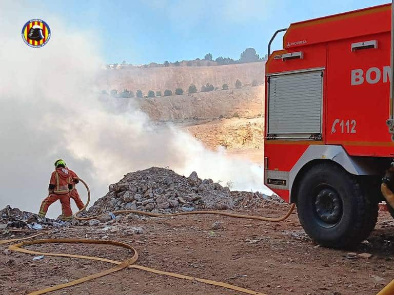 El fuego está siendo combatido por cinco dotaciones de bomberos, incluidos medios aéreos. Debido a su magnitud, se reforzarán las tareas de extinción con maquinaria pesada.