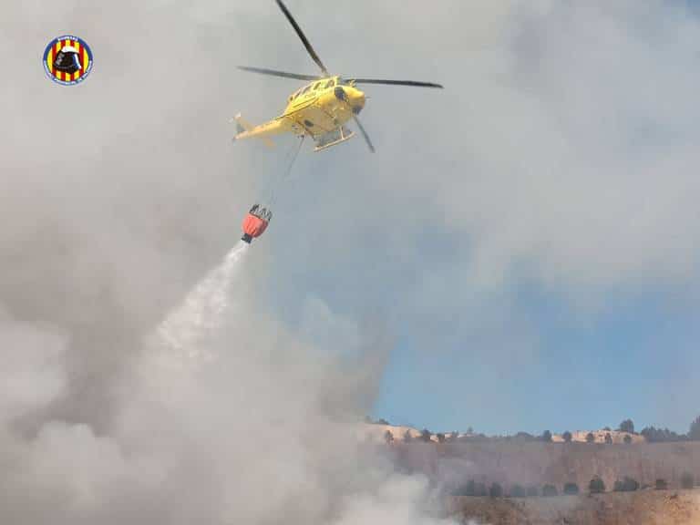 El fuego está siendo combatido por cinco dotaciones de bomberos, incluidos medios aéreos. Debido a su magnitud, se reforzarán las tareas de extinción con maquinaria pesada.