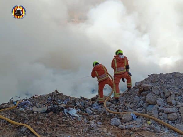 Intenso incendio en un vertedero habilitado por la DANA en Alberic