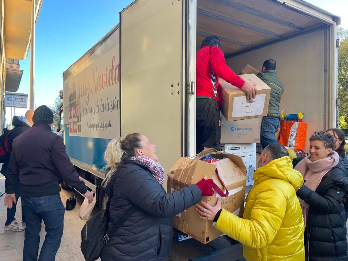 La caravana solidaria de Vila-real lleva 30.000 juguetes a los niños afectados por la DANA