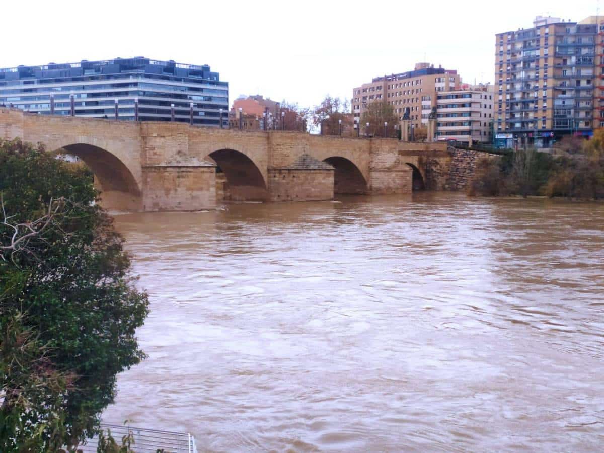 La crecida del Ebro va más lenta y lleva menos caudal