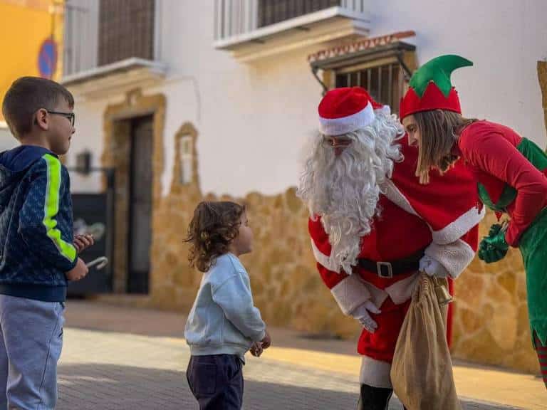 El Raval de Sant Josep ha sido el escenario donde niños y niñas han entregado sus cartas llenas de deseos a Santa Claus