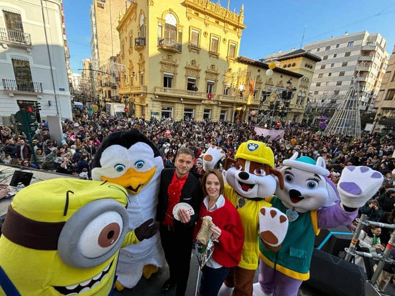 Cientos de niños y niñas castellonenses han disfrutado de la primera Nochevieja Infantil, con cotillón, animación infantil y la proyección de las 12 campanadas