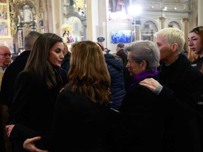 Los Reyes fueron recibidos con calidez y dedicaron tiempo a consolar a los asistentes, aunque algunos familiares optaron por no participar en la ceremonia debido a la presencia de políticos.