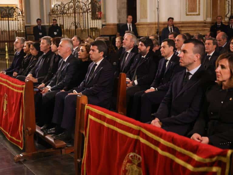 Los Reyes fueron recibidos con calidez y dedicaron tiempo a consolar a los asistentes, aunque algunos familiares optaron por no participar en la ceremonia debido a la presencia de políticos.