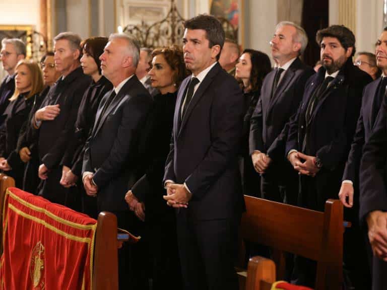 Los Reyes fueron recibidos con calidez y dedicaron tiempo a consolar a los asistentes, aunque algunos familiares optaron por no participar en la ceremonia debido a la presencia de políticos.