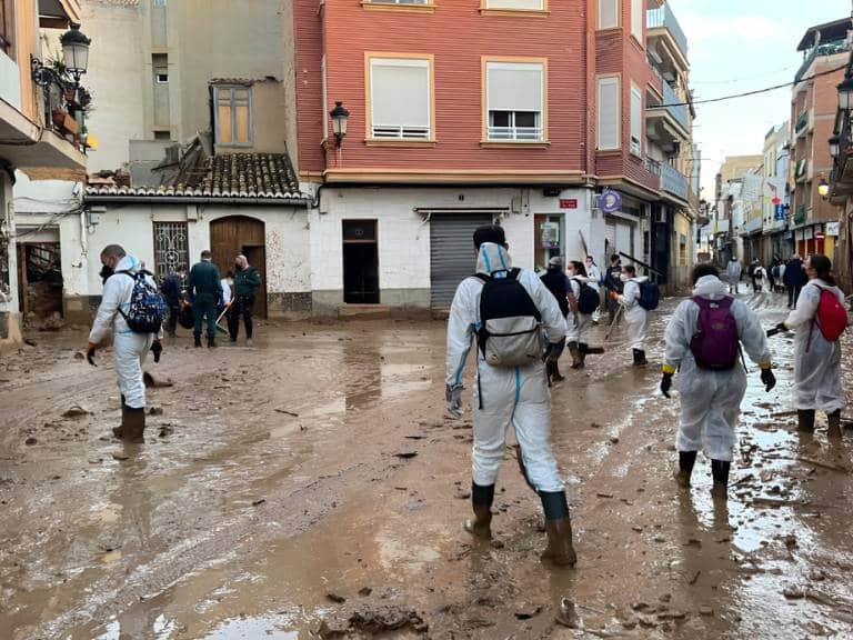 Los Reyes fueron recibidos con calidez y dedicaron tiempo a consolar a los asistentes, aunque algunos familiares optaron por no participar en la ceremonia debido a la presencia de políticos.