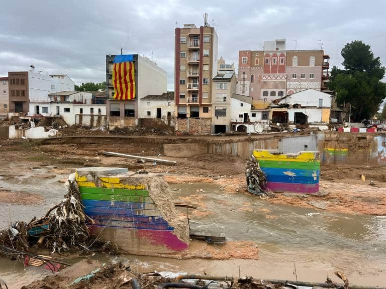 Los Reyes fueron recibidos con calidez y dedicaron tiempo a consolar a los asistentes, aunque algunos familiares optaron por no participar en la ceremonia debido a la presencia de políticos.