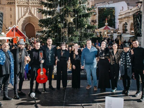 La plaza Mayor de Castellón vibra al ritmo de la zambomba