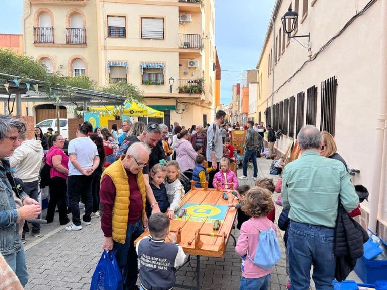 Esta propuesta no solo fomenta el consumo local, sino que también contribuye a crear un ambiente festivo y familiar en el corazón de la Vall d’Uixó.