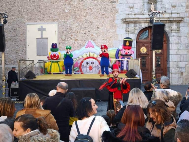 Niños y niñas han iniciado el nuevo año después de disfrutar de un divertido espectáculo infantil que ha colmado la plaza de risas y felicidad.