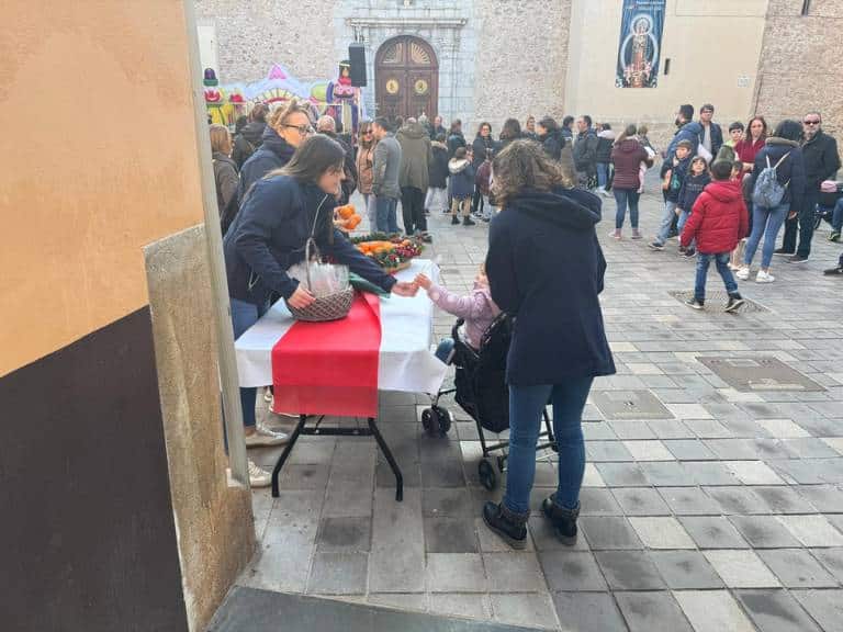 Niños y niñas han iniciado el nuevo año después de disfrutar de un divertido espectáculo infantil que ha colmado la plaza de risas y felicidad.